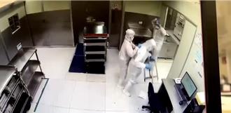 苗栗電子廠衝突！無塵室拿鐵椅狂砸同事7下 施暴員工遭解雇 