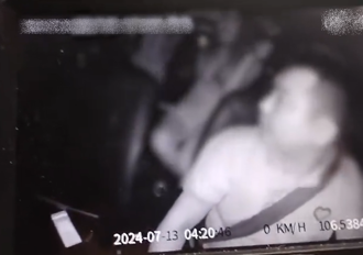 凌晨搭車伸狼爪！運將對2妹子摸胸 拍片炫耀：車資都不收了