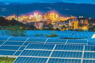 彰化海岸「光電板壓潮間帶」  作家憂：旁邊有白海豚出沒