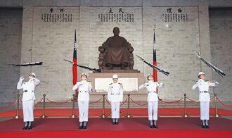 三軍儀隊撤出蔣介石銅像大廳