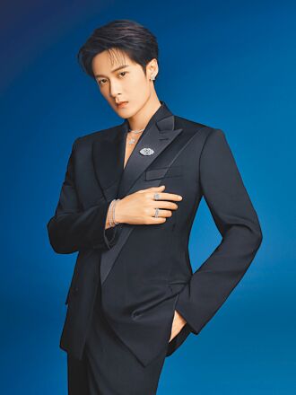 檀健次代言De Beers 柔中帶剛摩登花美男