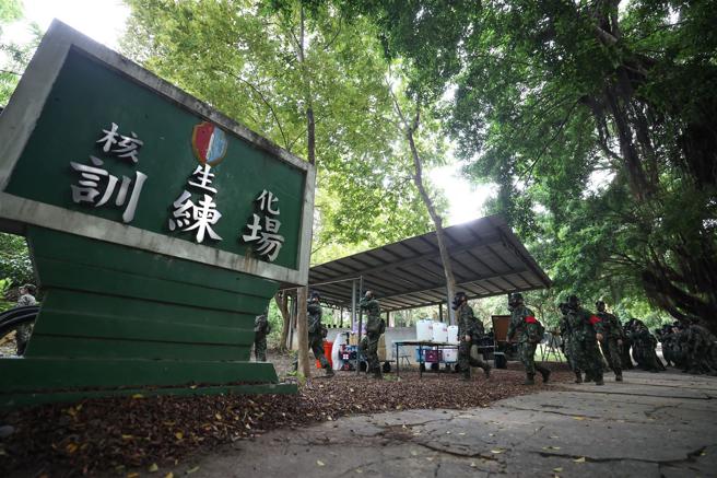 「113年三军九校院联合入伍训练」昨日实施「化生放核训练」课程，入伍生在陆军步训部教官的专业解说下，学习T3-75式防护面具穿戴，搭配CS胶囊实施防护测试训练，不少入伍生在吸入CS胶囊气体后，面露痛苦神情，也体认到训练扎实的重要性。（记者黄迪明摄）