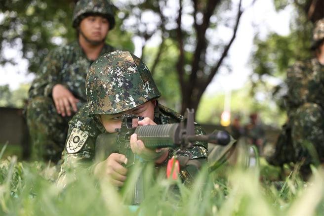  入伍生实施射击预习，熟稔65K2步枪操作。（记者黄迪明摄）