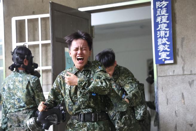  入伍生在完成CS胶囊防护测试训练后，鼻水、泪水夺眶而出。（记者黄迪明摄）