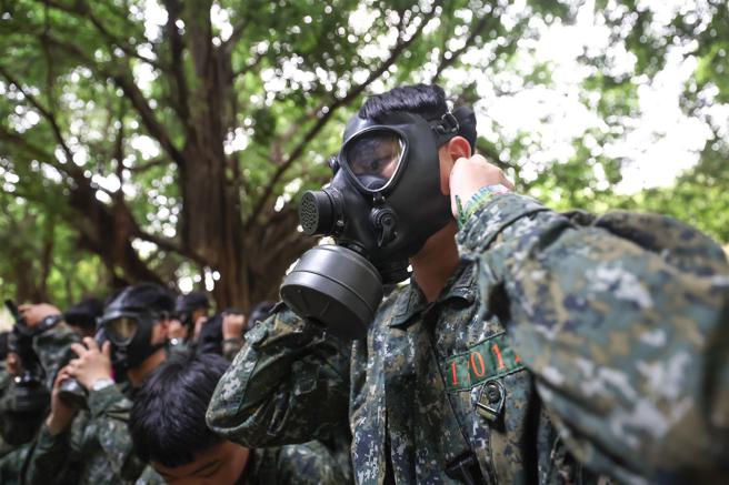  入伍生实施防护面具穿戴训练，准备接受防护测试训练。（记者黄迪明摄）