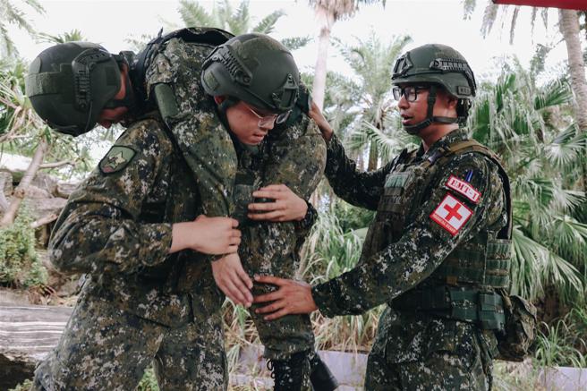 召员在教官指导下操作伤患快速搬运与脱困。（记者袁铭骏摄）