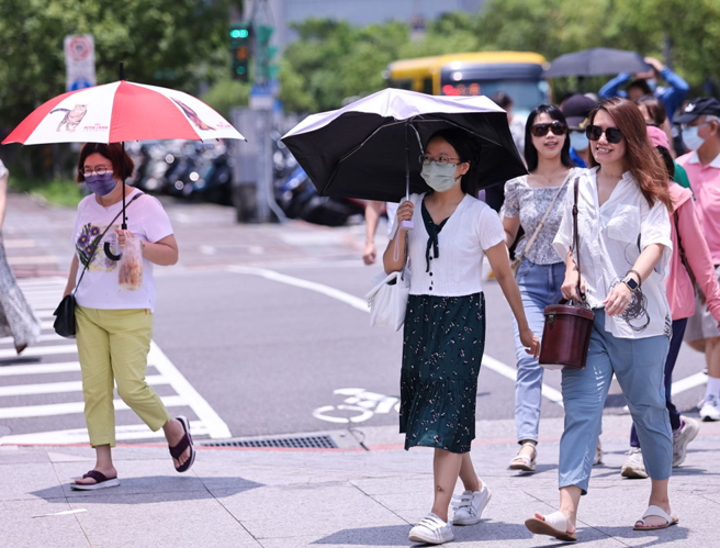 全台持续高温曝晒，高温逼近40度；午后对流发展旺盛，局部地区有雷阵雨。（资料照）