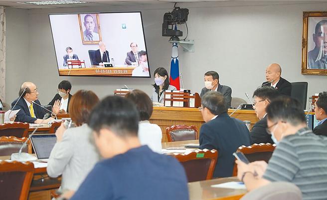 立法院长韩国瑜15日针对《健保法》有关健保点值入法争议召集朝野协商，民进党团总召柯建铭等人出席。（刘宗龙摄）