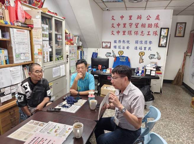 环境保护局噪音管制科科长吴小万至桃园区各里办公处宣导及交换意见。（翻摄画面）