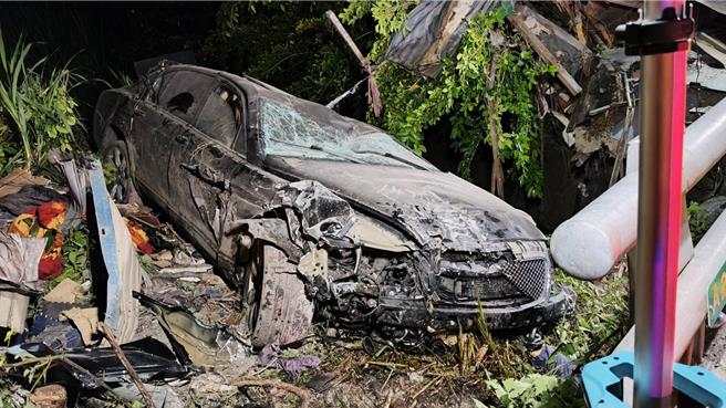 花蓮縣吉安鄉台11線2.7公里，40歲陳姓男子開著價值千萬元的賓利轎車，疑車速過快，自撞工寮與護欄而當場死亡。（民眾提供／王志偉花蓮傳真）