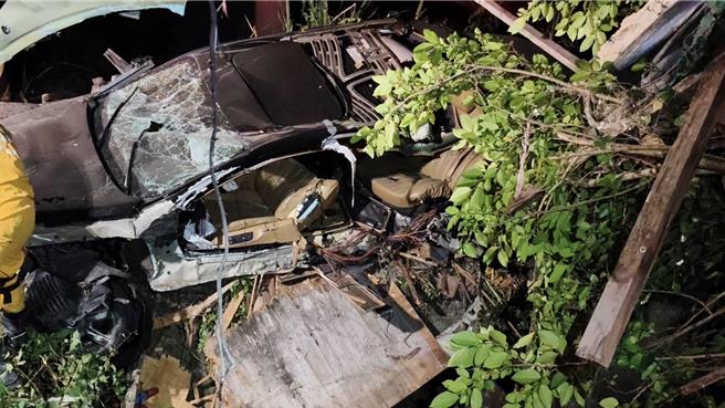 花蓮縣吉安鄉台11線2.7公里，40歲陳姓男子開著價值千萬元的賓利轎車，疑車速過快，自撞工寮與護欄而當場死亡。（民眾提供／王志偉花蓮傳真）