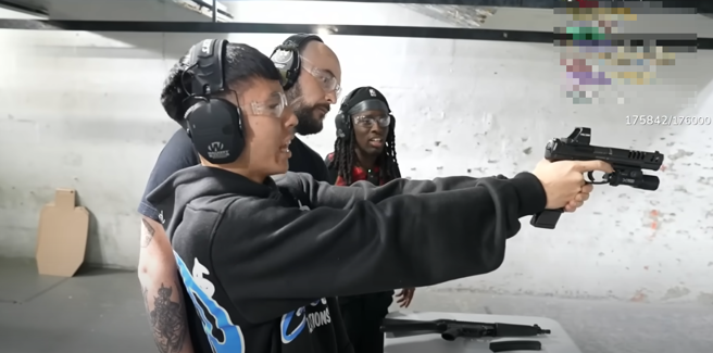 Ray打靶前二度脱口「FxxK CHINA」。（图／YT@Kai Cenat Live）