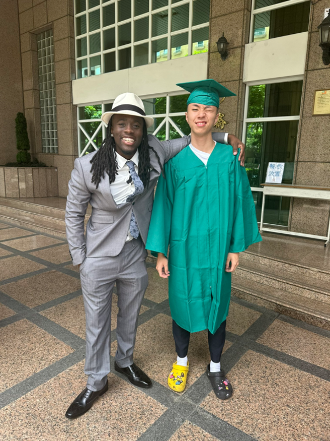 Kai特地飞来台湾参加Ray的毕业典礼。（图／X@KaiCenat）