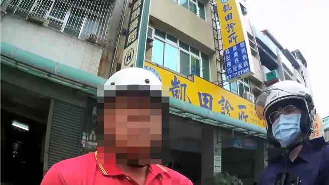 高雄阿伯因多項交通違規遭警方攔查，還發現其身上渾身酒氣，阿伯拒絕酒測收到18萬拒測罰單，並當場扣車還霸氣喊「那就重買一台就好」。（警方提供／任義宇高雄傳真）