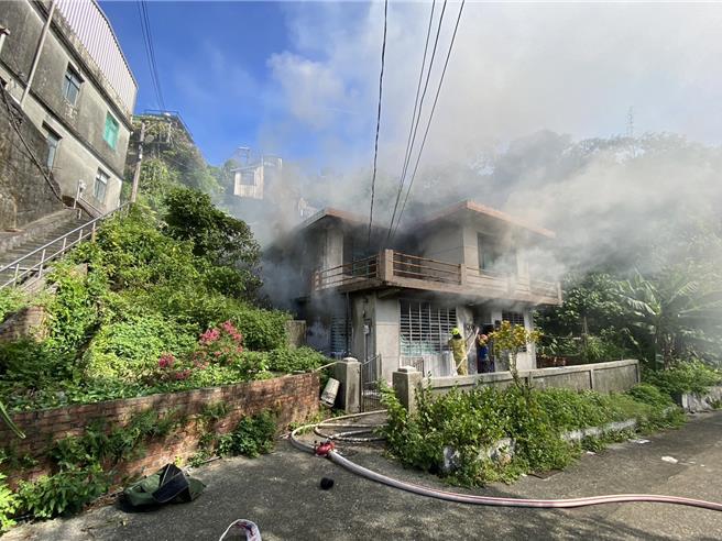 位于基隆市中山区健民街的一栋2层楼民宅今日上8时许冒出黑烟，消防队员于8时50分左右扑灭火势，还好当下屋内无人，未有伤亡。（基隆市消防局提供／徐佑升基隆传真）