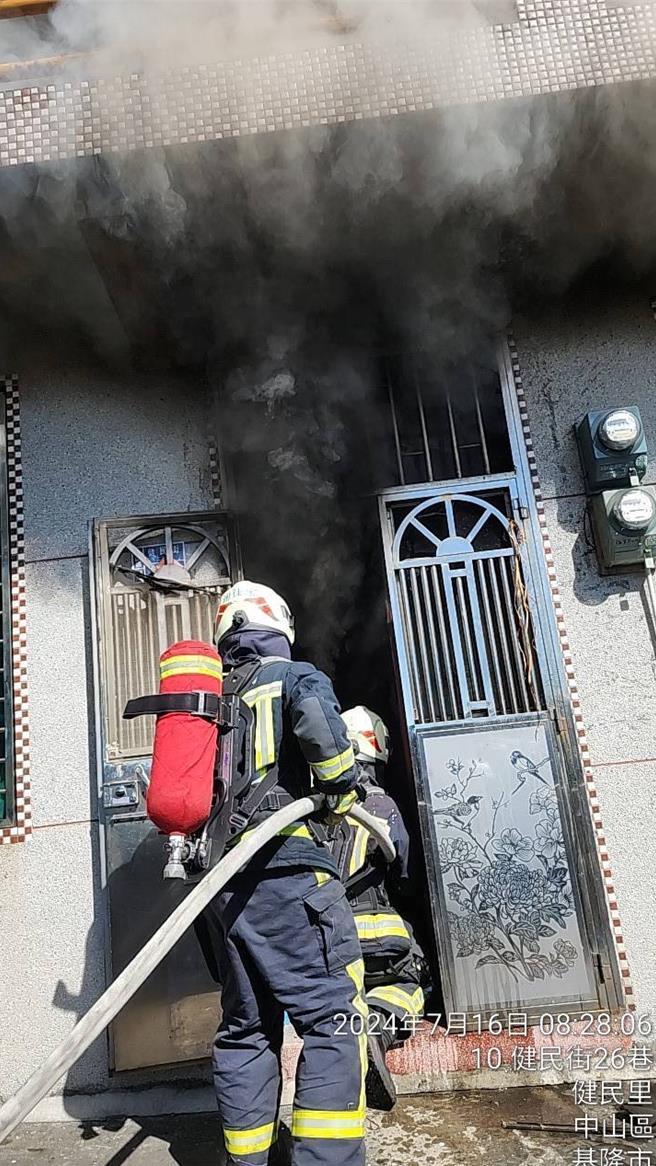 位于基隆市中山区健民街的一栋2层楼民宅今日上8时许冒出黑烟，消防队员于8时50分左右扑灭火势，还好当下屋内无人，未有伤亡。（基隆市消防局提供／徐佑升基隆传真）