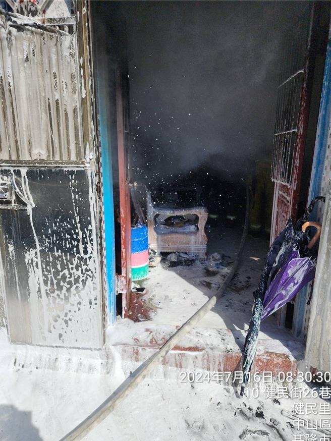 位于基隆市中山区健民街的一栋2层楼民宅今日上8时许冒出黑烟，消防队员于8时50分左右扑灭火势，还好当下屋内无人，未有伤亡。（基隆市消防局提供／徐佑升基隆传真）