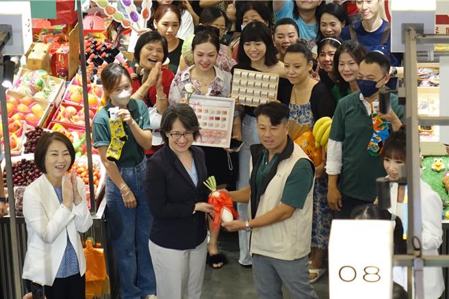 屏东西市场正式启用，副总统萧美琴（左二）特别蒞临，赠送摊商好采头。（罗琦文摄）
