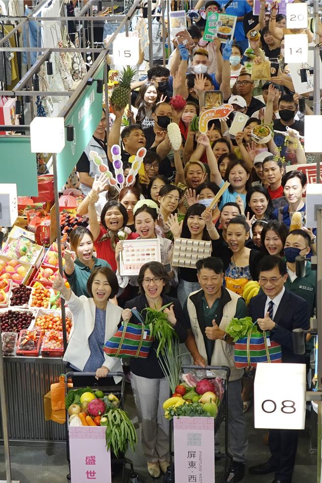 副总统萧美琴（左二）、屏东县长周春米（左一）开心与摊商们合影。（罗琦文摄）