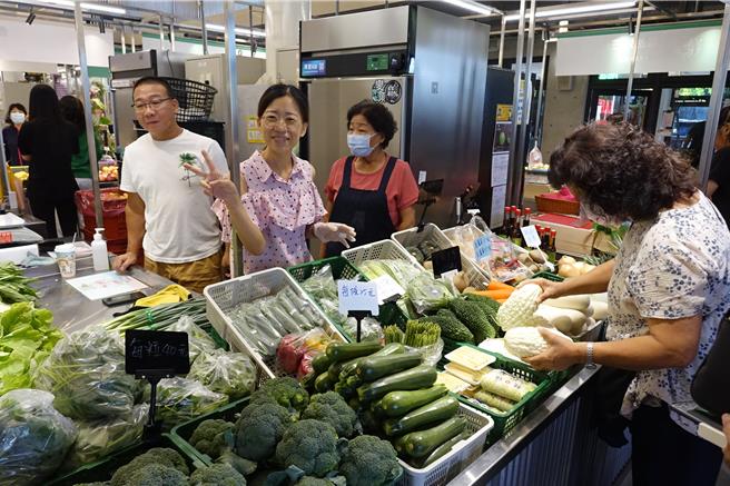 屏东西市场开幕，是一座有冷气、绿能节电建筑，摊商和消费者都表示逛起来很舒服。（罗琦文摄）