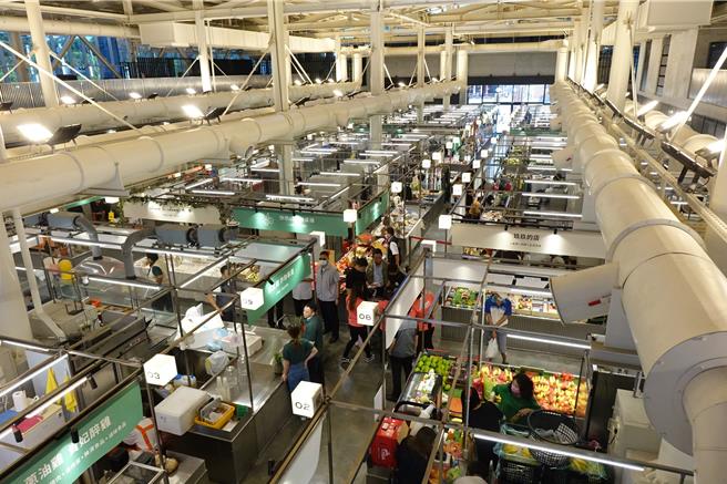 屏东西市场开幕，是一座有冷气、绿能节电建筑。（罗琦文摄）