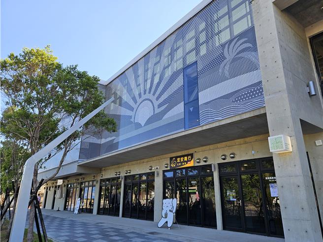 屏东西市场外观相当有设计感，成为打卡新景点。（罗琦文摄）