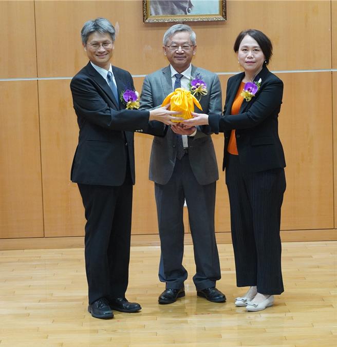 南科管理局原局长苏振纲（左）将印信交给新局长郑秀绒（右），由国科会主委吴诚文（中）监交。（宝智华摄）