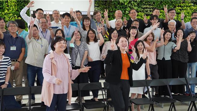 郑秀绒（前排右一）成为南科管理局第一位女性局长。（宝智华摄）