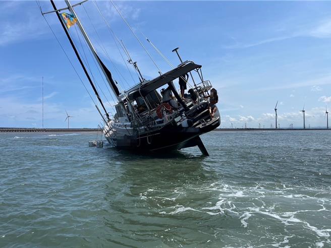 宜蘭縣某學校日前展開帆船跳島環台，不料15日早上7時多，其中2艘載有20多人的帆船航入彰化縣崙尾灣漁港過程遇上退潮，更致其中1艘船擱淺航道且船舶傾斜，海巡署速派遣巡防艇救援。（海巡署提供／潘虹恩台中傳真）