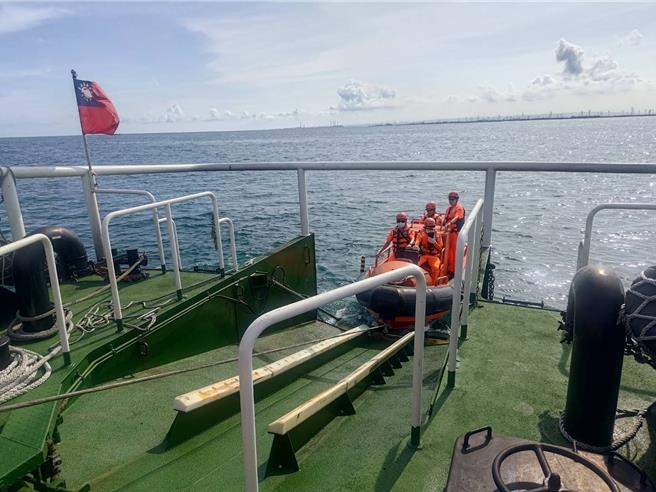 宜蘭縣某學校日前展開帆船跳島環台，不料15日早上7時多，其中2艘載有20多人的帆船航入彰化縣崙尾灣漁港過程遇上退潮，更致其中1艘船擱淺航道且船舶傾斜，海巡署速派遣巡防艇救援。（海巡署提供／潘虹恩台中傳真）