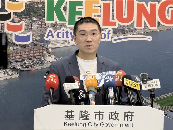 谈到基隆市选委会与中选会的罢免连署查对争议，基隆市长谢国梁呼吁，不管是市选委会或是中选会，都应该要依法行政。（张志康摄）