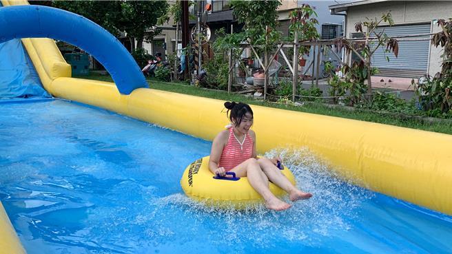 氣墊水樂園首度延長至晚上8點，歡迎大小朋友來玩。（高市觀光局提供）