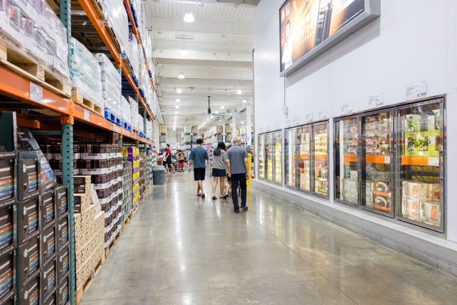 一名網友大推好市多的「鮮味小卷炊粉」，一盒679元，裡面共有8大尾小卷。（圖：shutterstock／達志）