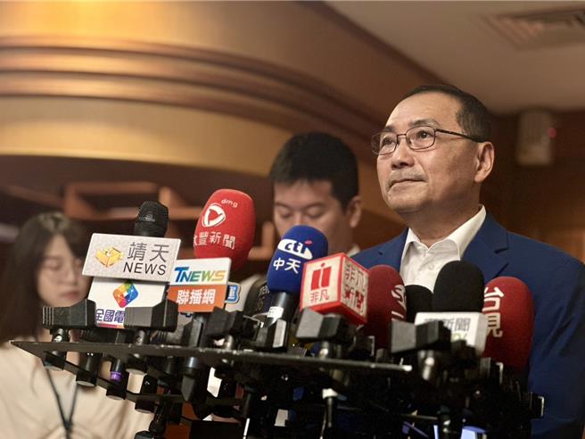 新北市长侯友宜表示，同为警察出生，最能感同身受警界的辛劳，因此对于三重毒驾案同仁的遗眷，会与中央积极沟通争取从优抚恤，也喊话「会加大力道扫黑扫毒打诈，避免憾事再度重演。」(贺培晏摄)