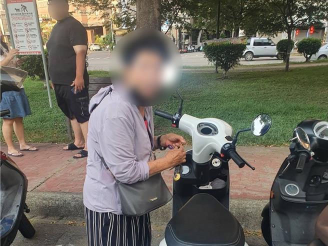 中市72歲羅婦12日騎機車到女兒家，傍晚要回家時卻苦尋找不到機車，動員女兒、孫子加入尋車行列，還是未果，最後只好報警求助。員警獲報到場，調查研判應該是在附近，只是「不注意視盲」的心理現象，果然在距離80公尺處發現機車。（民眾提供／陳淑芬台中傳真）