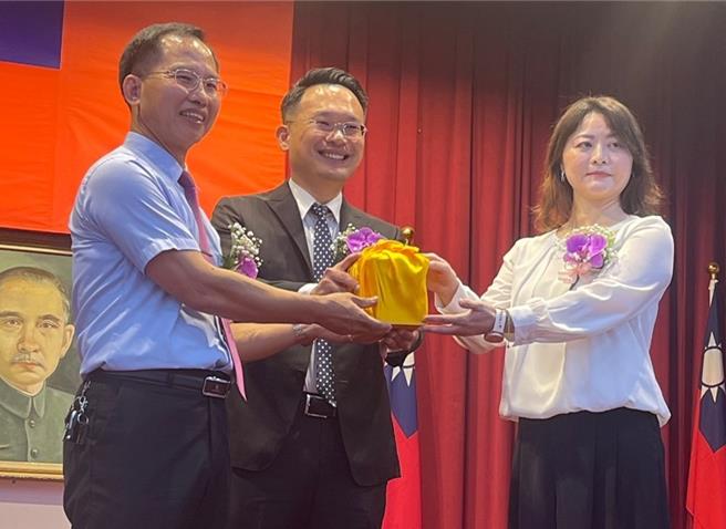 桃园平镇首位女区长萧巧如(右)今宣示就职。(民政局提供／吕筱蝉桃园传真)