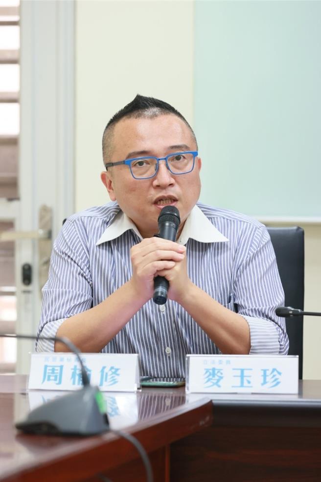 周榆修說，這案子一開始發生在2022年，檢視當時SOP，以教育局或社會局相關規定，確實是窮盡一切可能。（民眾黨提供）