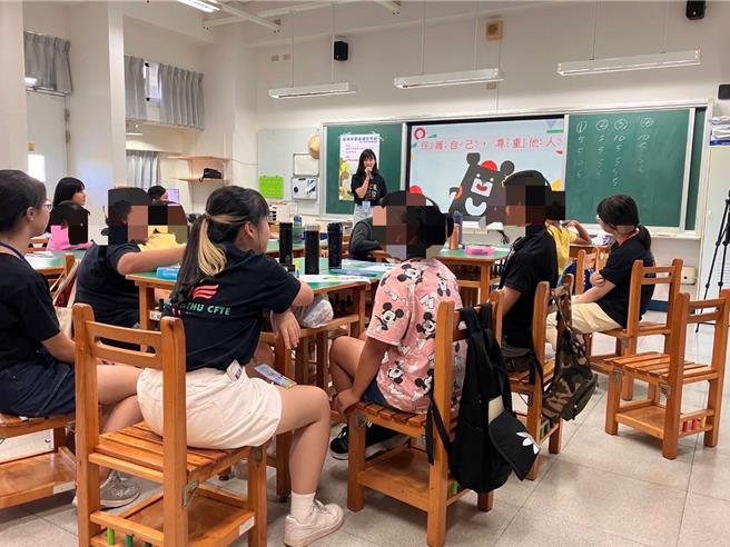 清华大学师培中心师生携手金湖国小与金门县特教资源中心，合作举办为期3周的「金夏史怀哲课辅营队」。(图／金湖国小提供)