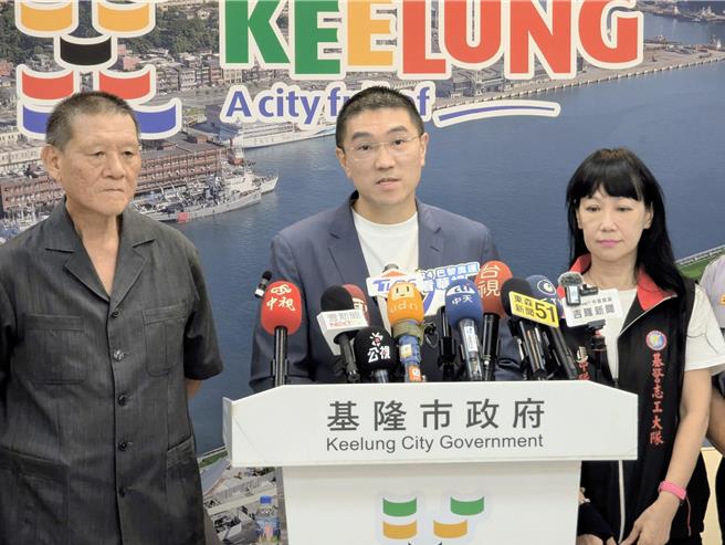 基隆市长谢国梁（中）、基隆市义警大队长郑锦洲（左）、基隆市警察志工大队中队长游丽娟（右）共同出席记者会，关心2月底遭撞身亡的八堵分驻所苏姓员警身后抚恤问题。（张志康摄）