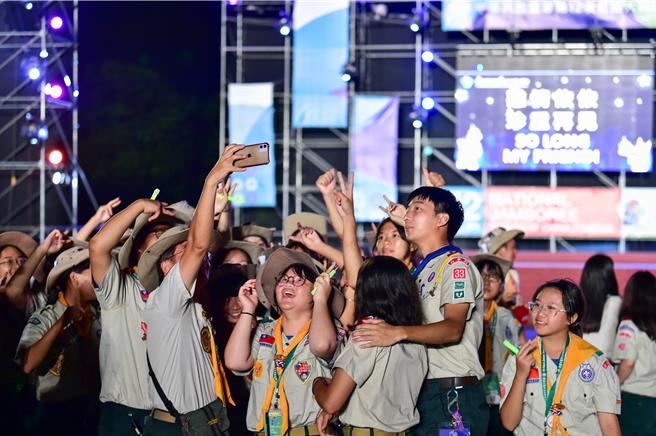 閉幕典禮舞台下，童軍們離情依依，合影留念。（童軍總會提供／寶智華台南傳真）