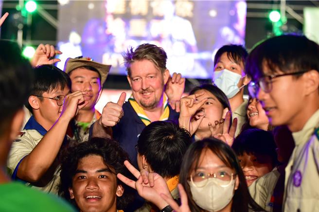 童軍創始人後裔貝登堡5世和童軍們合照。（童軍總會提供／寶智華台南傳真）