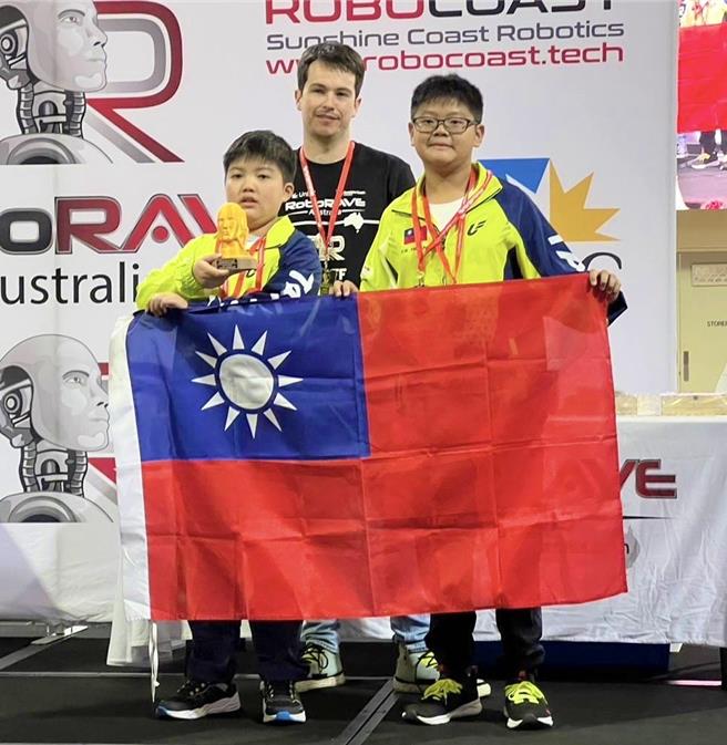 获得相扑赛冠军的林园国小林祺淏、黄愉胜同学，比赛一开始一度遭遇故障，紧急应变下连胜九场拿下冠军。（教育局提供／任义宇高雄传真）