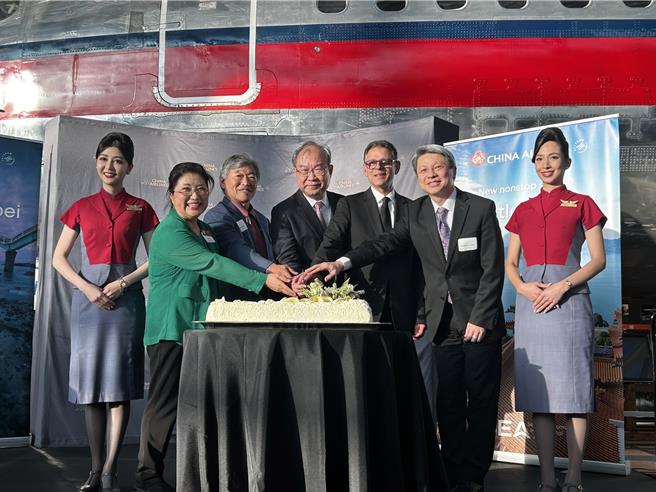 中华航空于西雅图当地时间15日晚间举行直航庆祝酒会，眾议员Cindy Ryu（左起）、美国参议员Bob Hasegawa与华航总经理高星潢、西雅图机场公司营运长Arif Ghouse、驻西雅图台北经济文化办事处处长甄国清一同切蛋糕庆贺直航。（陈薏云摄）