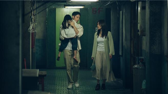 曹佑寧（左）在片中饰演管理员小梁，特别照顾尹馨母女。（松露文化创意有限公司提供）