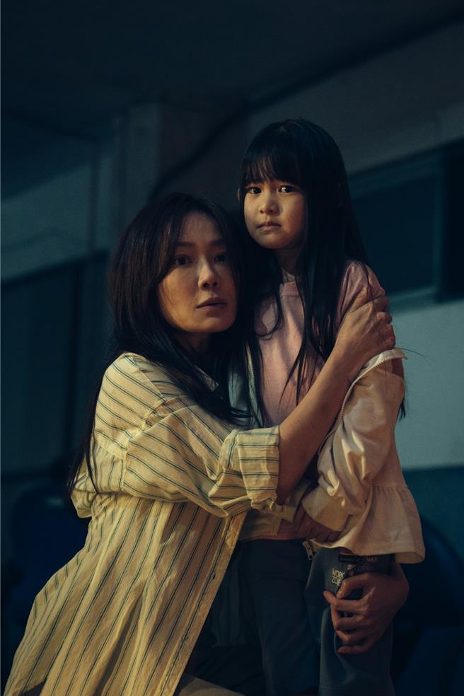 尹馨跟小演员林采洁饰演母女，误入恐怖鬼大楼。（松露文化创意有限公司提供）