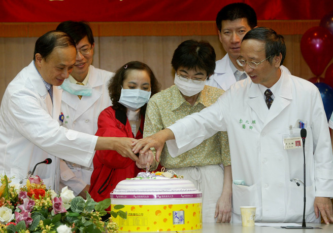 2005年9月30日，臺大医院举行全国首例双肺移植合併开心手术成功庆生会，施明德大女儿施雪蕙（左三）与台大医师团队共同切蛋糕庆生。（资料照/陈信翰摄）