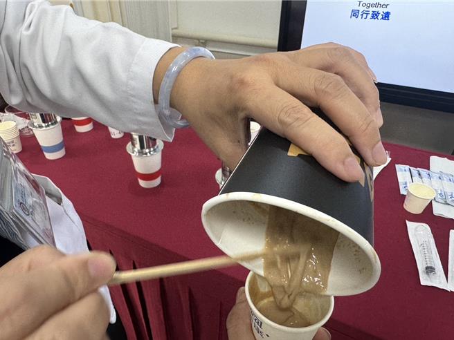 营养师侯孟伶调配浓稠咖啡。（洪靖宜摄）
