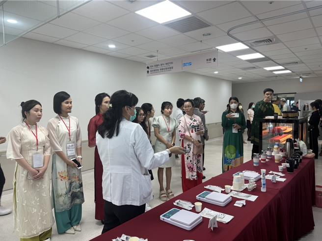 越南175军医院也跨海取经学习咀嚼吞咽照护训练。（洪靖宜摄）