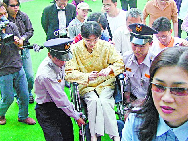 2002年，施明德参选高雄市长，施雪蕙抱病前往投票，表达对父亲的全力支持。（本报资料照片/邱顺斌摄）