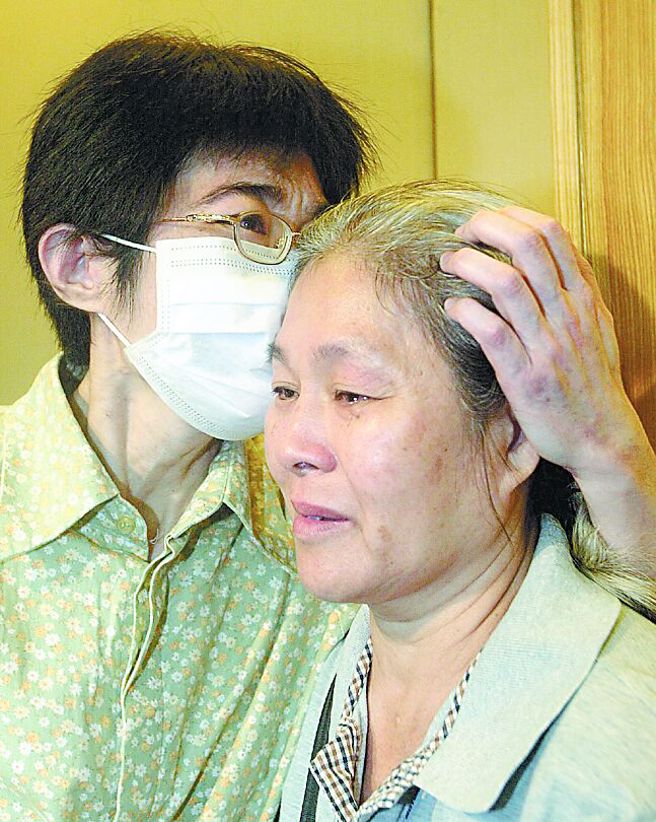 2005年9月30日，臺大医院举行全国首例双肺移植合併开心手术成功庆生会，施明德大女儿施雪蕙（左）感动的亲吻母亲，感谢母亲一路上的陪伴。（资料照/陈信翰摄）